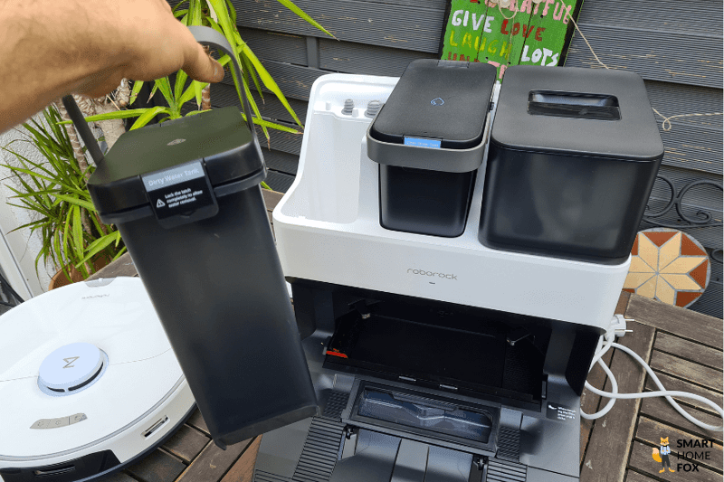 Schmutzwassertank der Roborock S7 Pro Ultra Station wird in den Händen gehalten